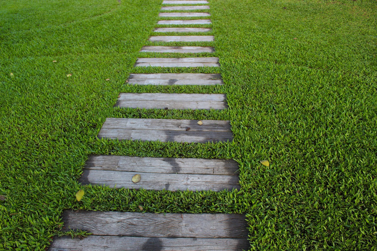 How to Create a Backyard Oasis with Minimal Effort